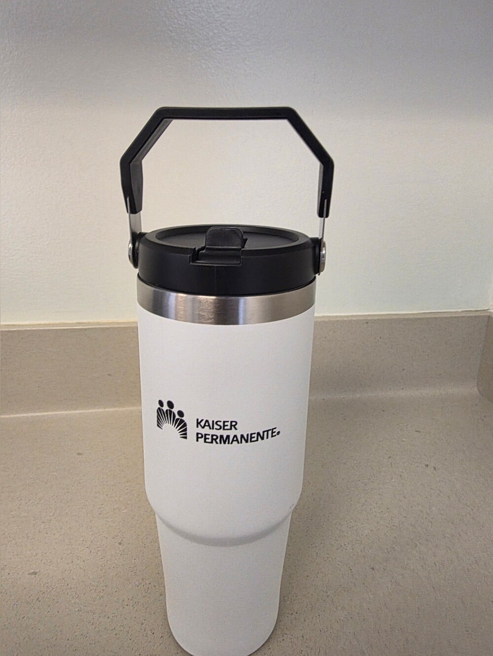 32 oz metal water mug, white, Kaiser Permanente branded, screw off top and straw